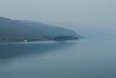 奥赫里德湖湖岸以雪山为背景
