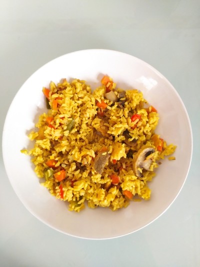 美味的瓦伦西亚海鲜饭配米饭和其他食材