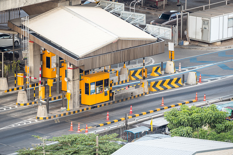 高速公路缴费门在曼谷摩天大楼。