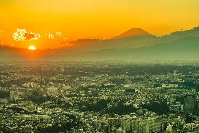 横滨市和富士山和黄昏
