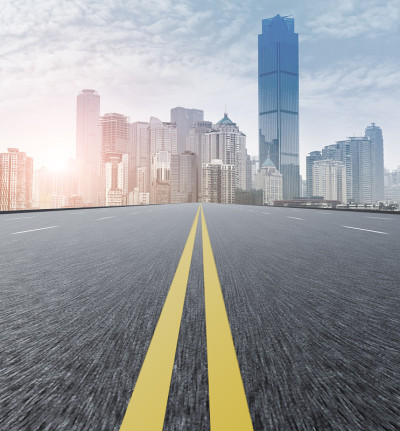 道路、道路和城市天际线