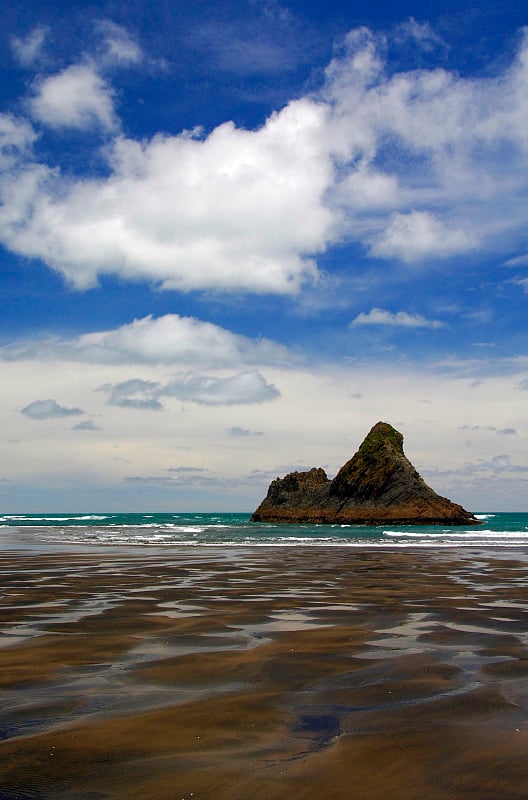 黑色的沙子和岩石，Karekare海滩，新西兰