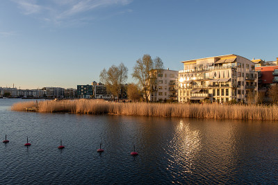 在Hammarby的夕阳中美丽的色彩Sjöstad，斯德哥尔摩
