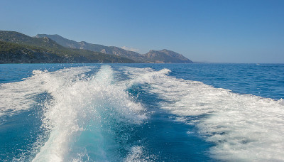 从船上俯瞰地中海撒丁岛的岩石海岸