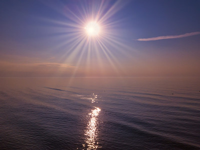 海上日出鸟瞰图。只有天空，云彩和水。美丽宁静的场景