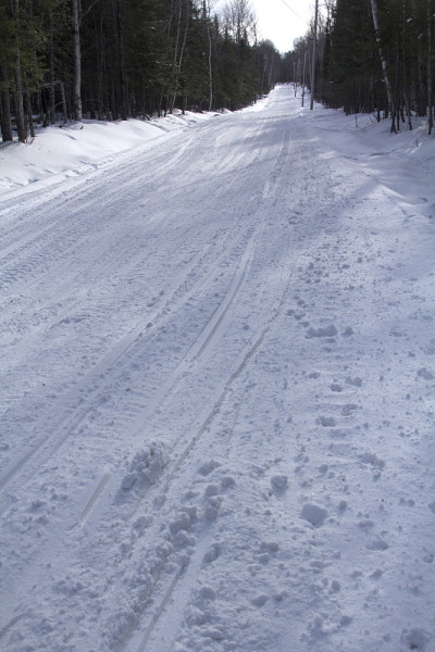 冬季雪地摩托在缅因州的兰吉利秃头山。