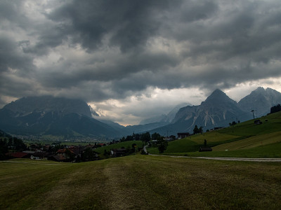 在Ehrwald附近的Tiroler Zugspitz竞技场徒步旅行