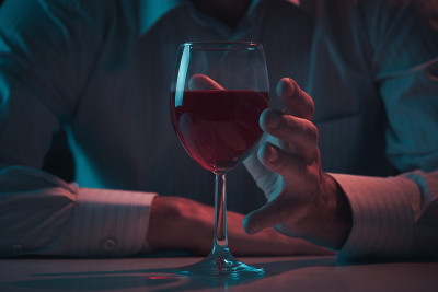 伸手去拿一杯酒