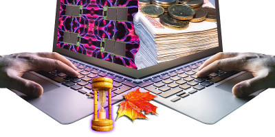 为钱而来的秋季远程教育的概念。电脑键盘、枫叶和沙钟上的镜像人手