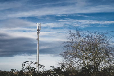 英国乡村的5G蜂窝通信塔。