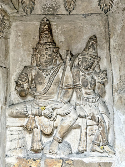 在印度泰米尔纳德邦坎奇普兰的古老Kanchi Kailasanathar寺庙的小神殿中，砂岩雕刻的湿