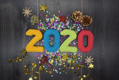 2020年新年。在深色木质背景上编织彩色数字和圣诞装饰。