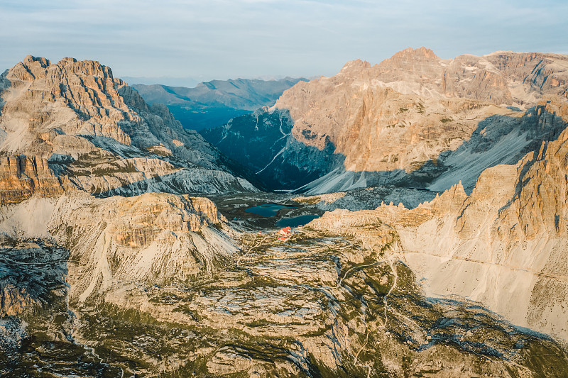 令人难以置信的自然景观周围著名的Tre Cime di Lavaredo。Rifugio Anton