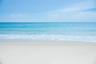 泰国普吉岛海滩上的蓝色海浪