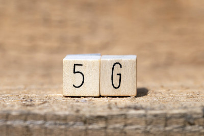 5G在木方上以木方为背景，移动或技术概念