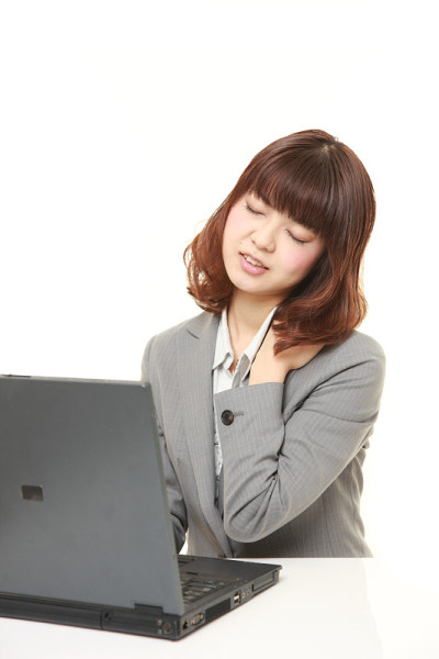 日本女商人饱受颈部疼痛之苦