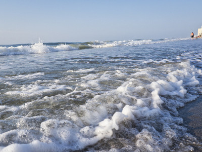 海浪和海滩度假场景