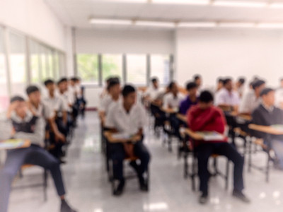 学生在课堂上。模糊的背景。