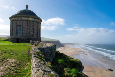 Mussenden Temple和Benone Beach在卡斯尔洛克，大西洋海岸在北爱尔兰