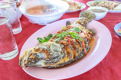 炸鱼倒鱼露。