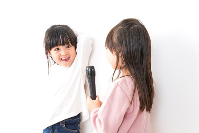 女孩们唱歌