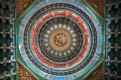华丽的天花板内的亭子在紫禁城，中国北京