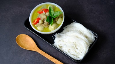 青咖喱鸡鱼丸米粉