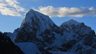 Cholatse日出前