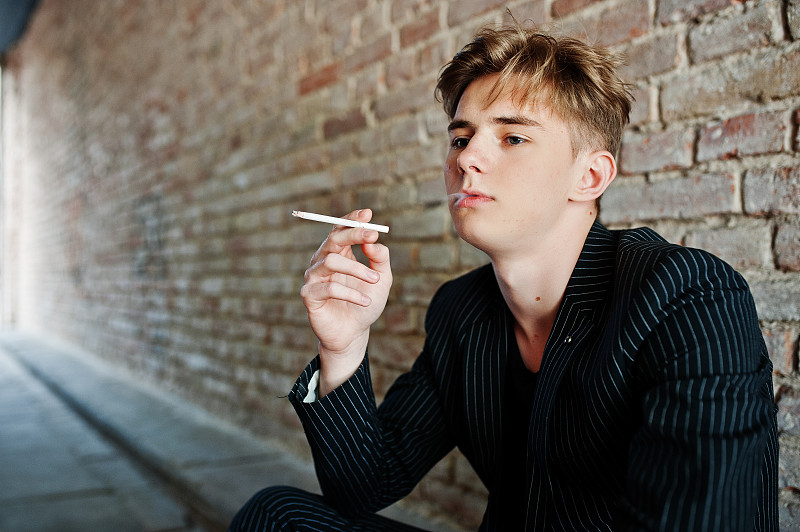 年轻有型的男子气概的男孩