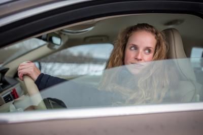 年轻漂亮的女人开着新车
