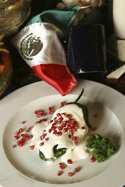Chiles en Nogada是一道墨西哥菜。这道菜由波布拉诺辣椒(poblano chilis)