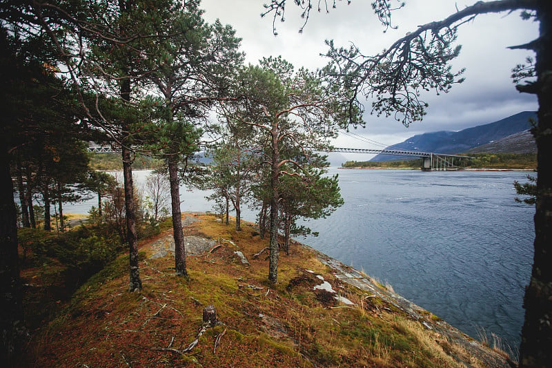 经典的挪威寒冷的埃夫约登峡湾全景，巴兰根市，Nordland县，经常区，挪威与峡湾大桥，斯托特登山，