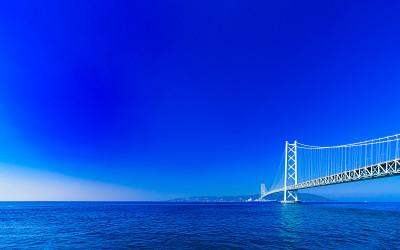 夏日清晨蓝天背景下的明石海峡大桥景观