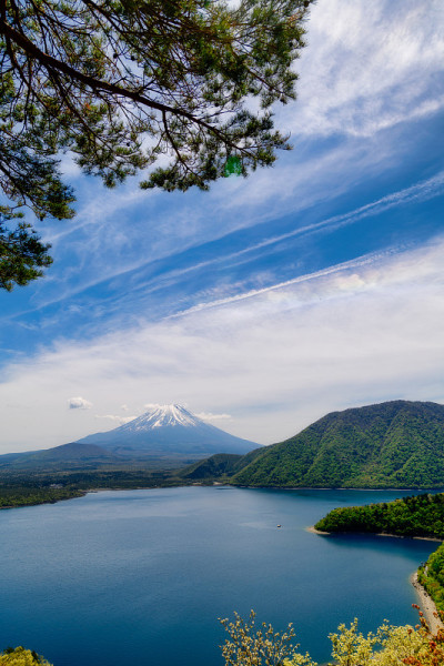 富士山的泉水和山梨县的元津湖风景
