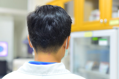 在实验室工作的科学家。