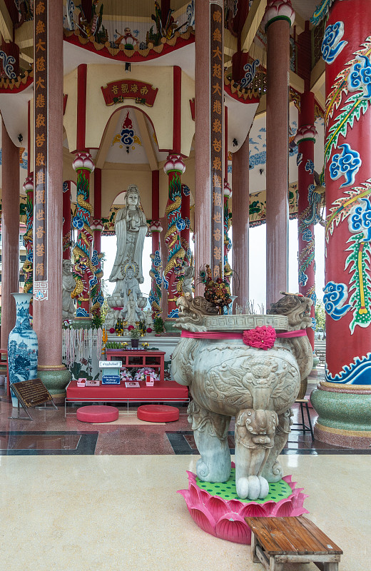 远处拍摄的观音在她的神社中心，高来岛，泰国西拉差。