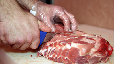 屠夫在店里切肉