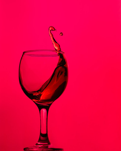 杯中红酒，红色单色。