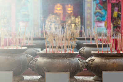 在中国寺庙的壶软焦点烧香
