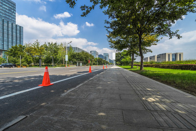 空旷的道路前面的现代建筑