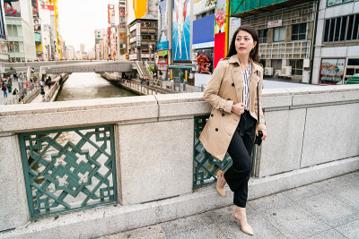 成功女人在人行桥上看别人