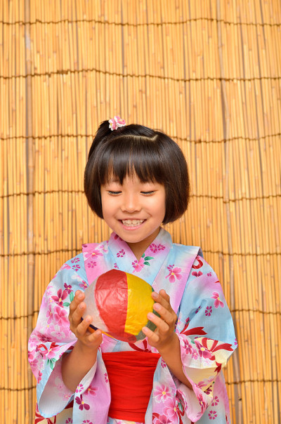 日本的衣服的女孩