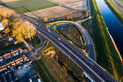 荷兰北布拉班特Waalwijk附近，有出口和车道的A59高速公路