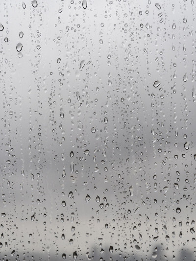 雨滴顺着窗户滴下来