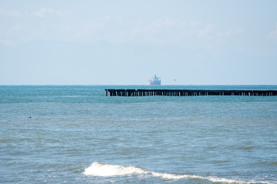 海景与beton防波堤。黑海,格鲁吉亚