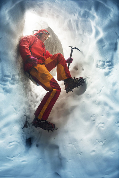 雪洞中的登山者