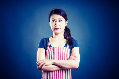 亚裔家庭主妇，深色背景