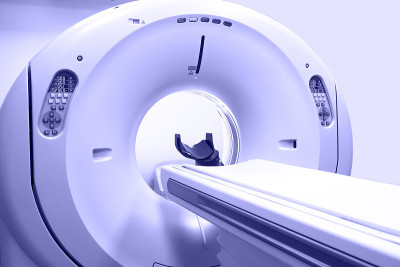 Ð实验室医疗设备。在医院做CT扫描。2022年流行色。侧视图，文本空间。