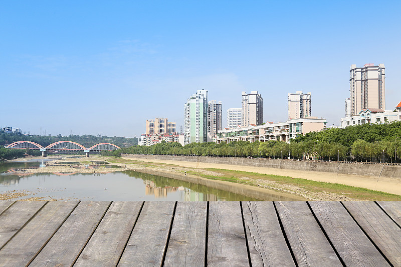 绵阳，中国，城市天际线与蓝天