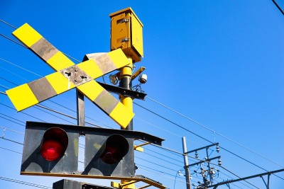 蓝天、白云、电线和铁路道口警报